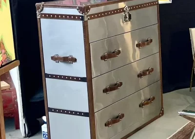 Commode malle en inox, cuir et bois