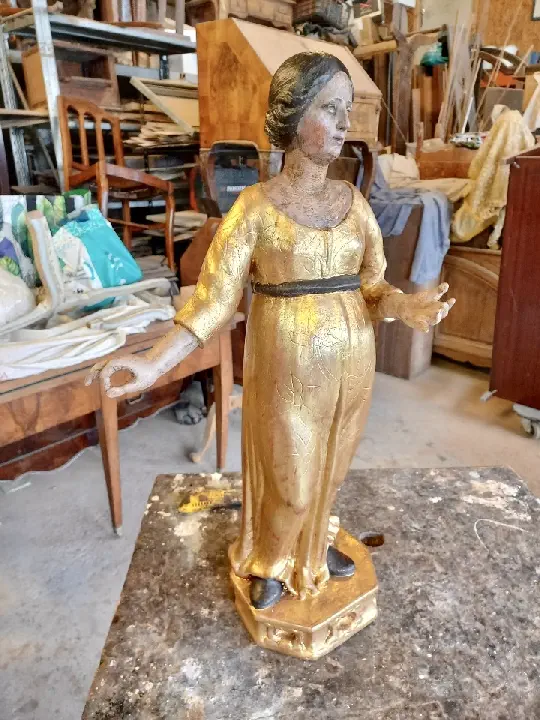 Restauration statue religieuse ancienne en bois polychrome